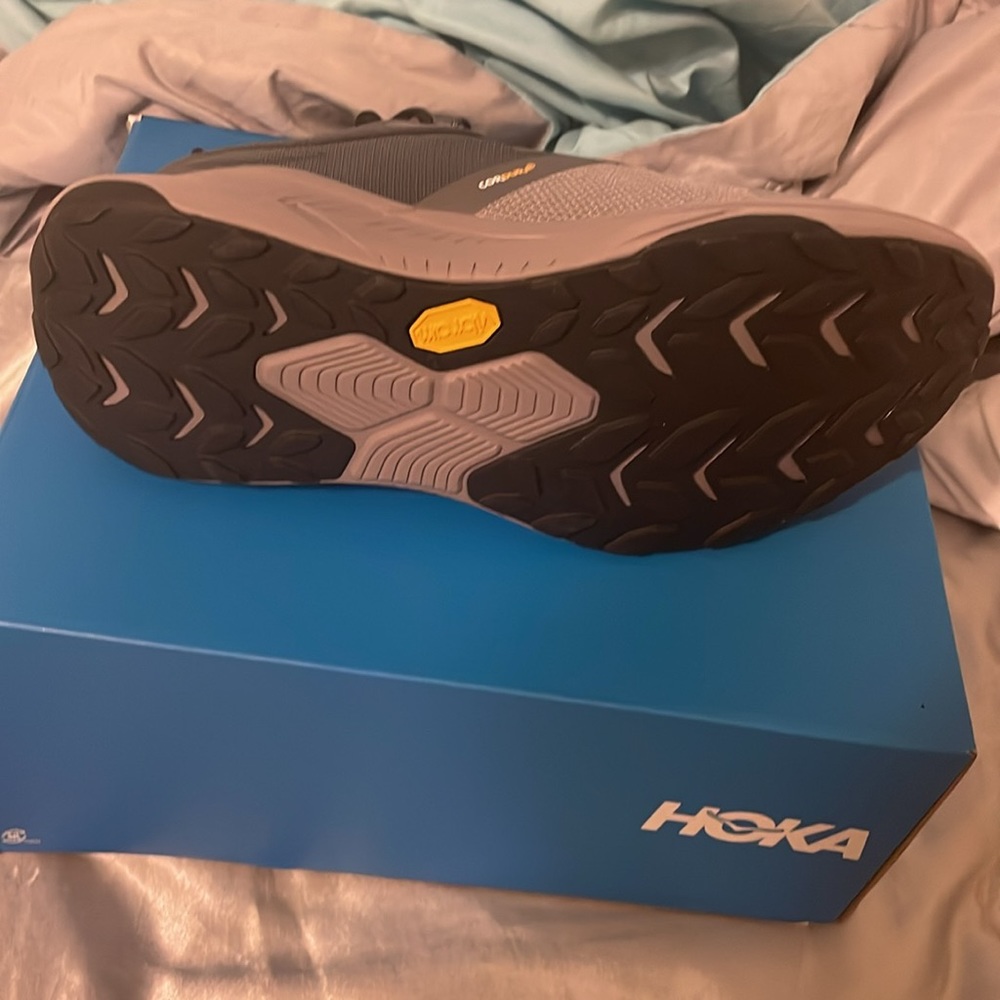 Brand new fresh out the box Men's size 9D Hoka Transports... NEVER WORN !!!